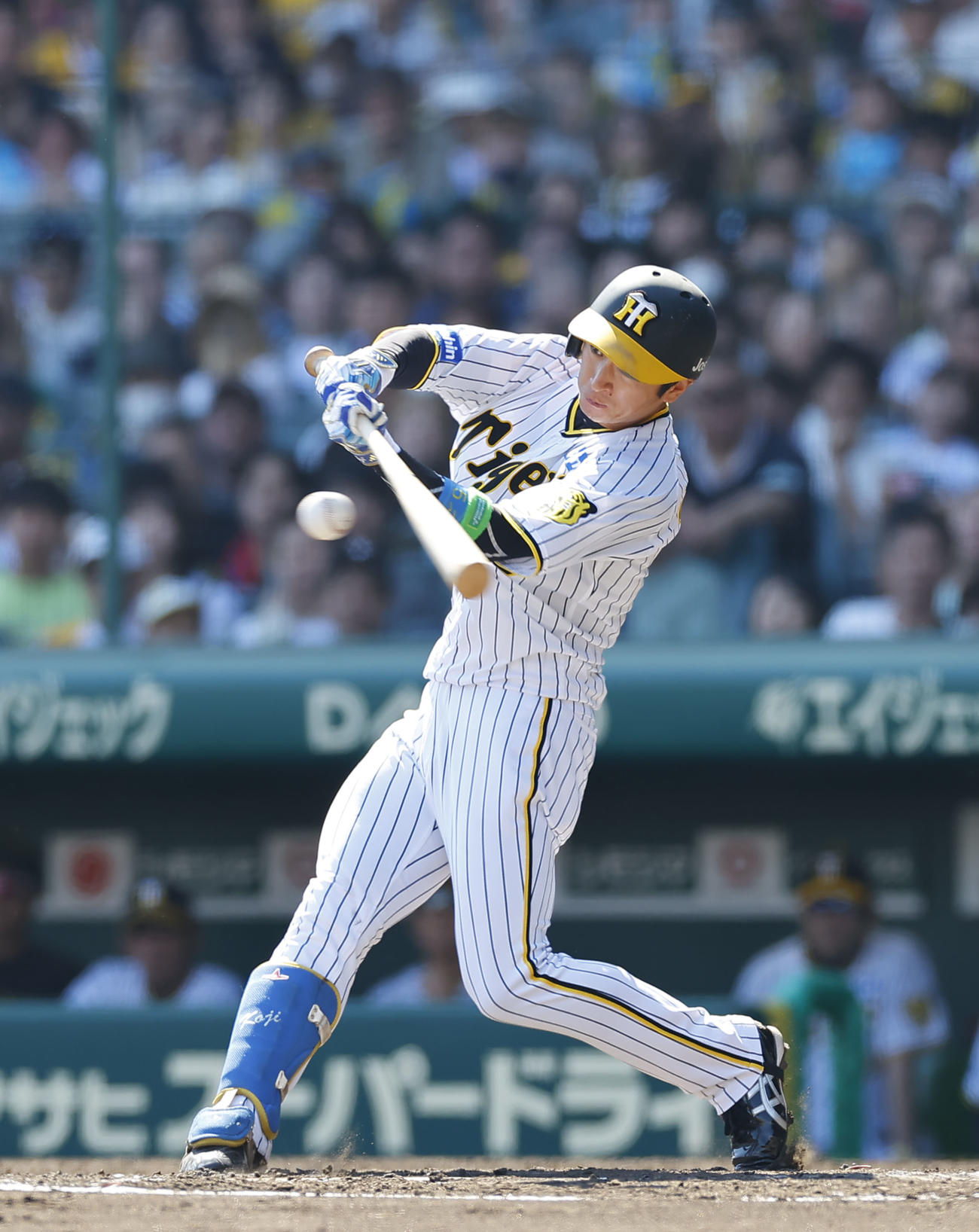 阪神対ソフトバンク　4回裏阪神2死満塁、近本が右前に2点適時打を放つ（撮影・藤尾明華）