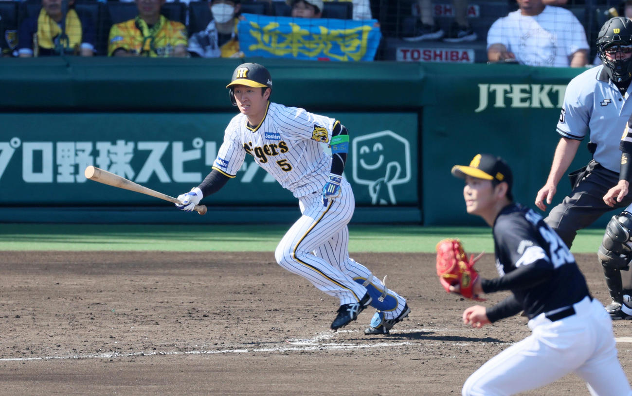 阪神対ソフトバンク　4回裏阪神2死満塁、近本は右へ適時打を放つ。投手は石川（撮影・加藤哉）