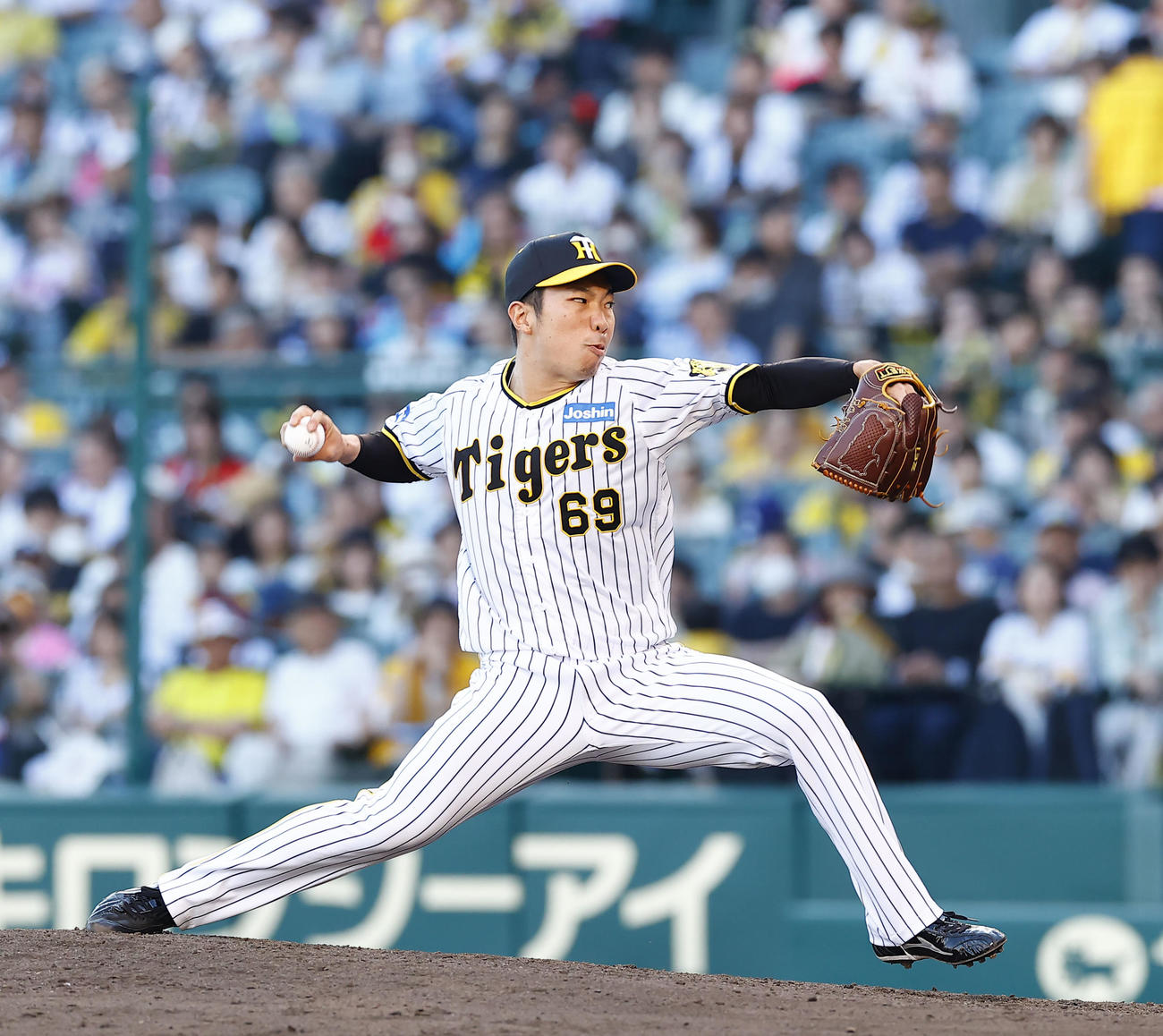 阪神対ソフトバンク　9回表途中5番手で登板した阪神石井（撮影・藤尾明華）