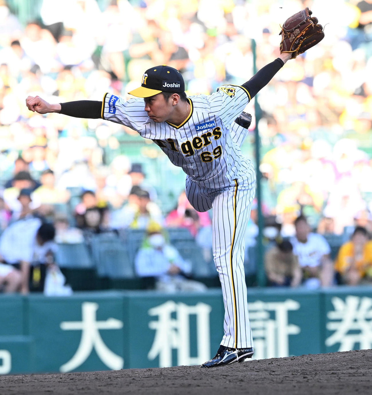 阪神対ソフトバンク　阪神5番手の石井（撮影・前岡正明）