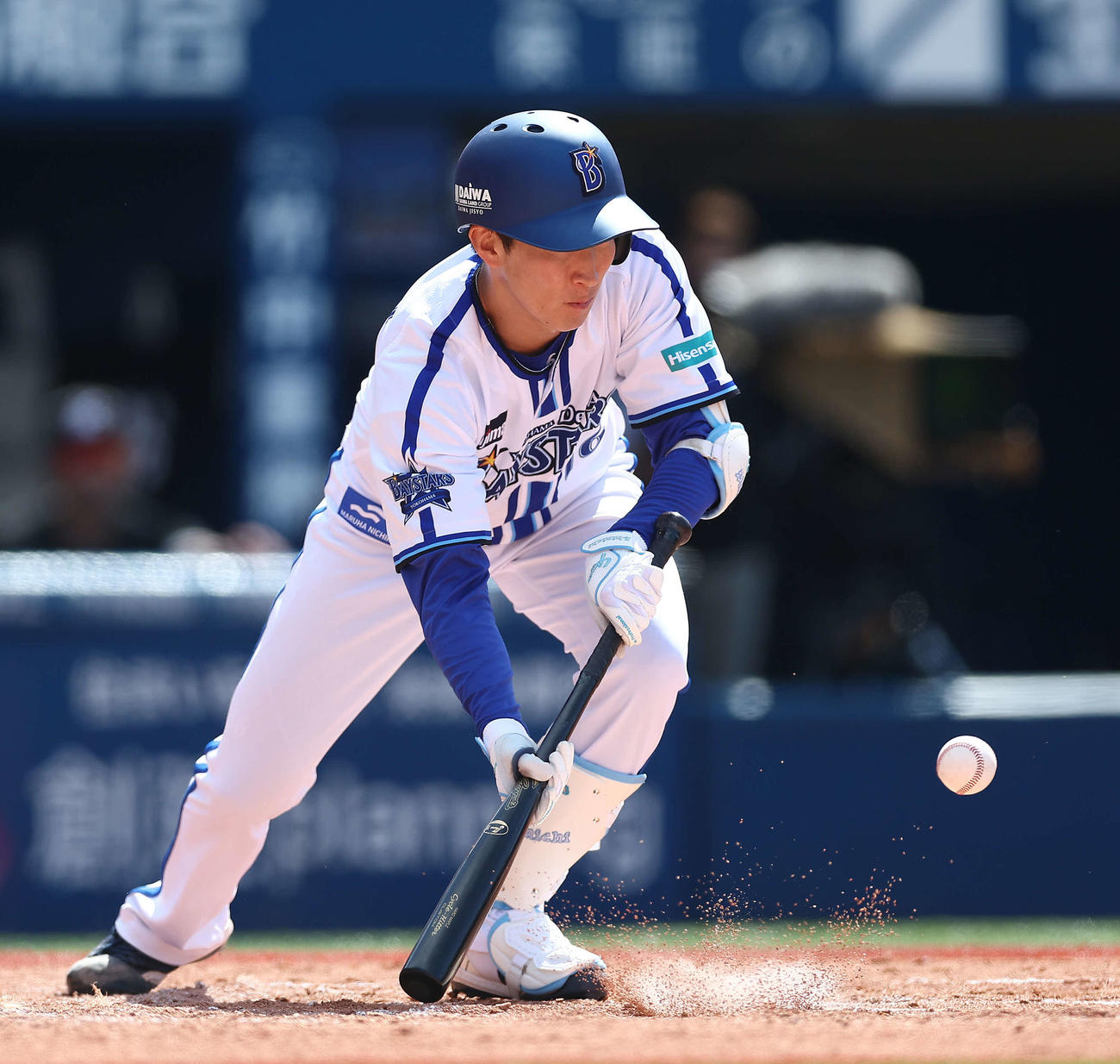 DeNA対ロッテ　3回裏DeNA無死一塁、送りバントを決める大貫（撮影・河田真司）