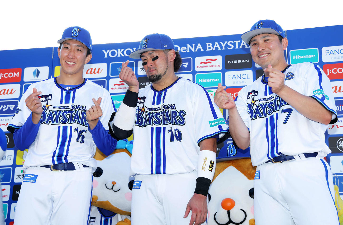DeNA対ロッテ　ロッテに勝利し、お立ち台で「きゅん」ポーズを決め写真に納まるDeNAの、左から大貫、戸柱、佐野（撮影・河田真司）