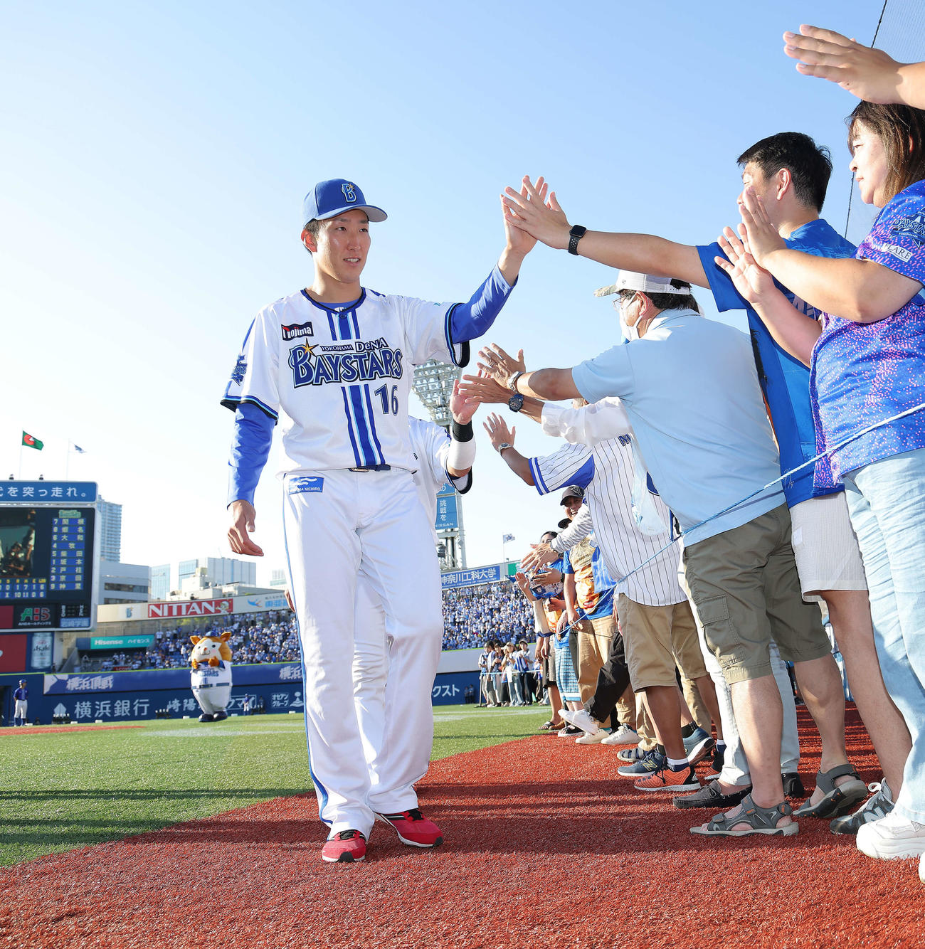 DeNA対ロッテ　ロッテに勝利し、ファンサービスに臨むDeNA大貫（手前左）（撮影・河田真司）