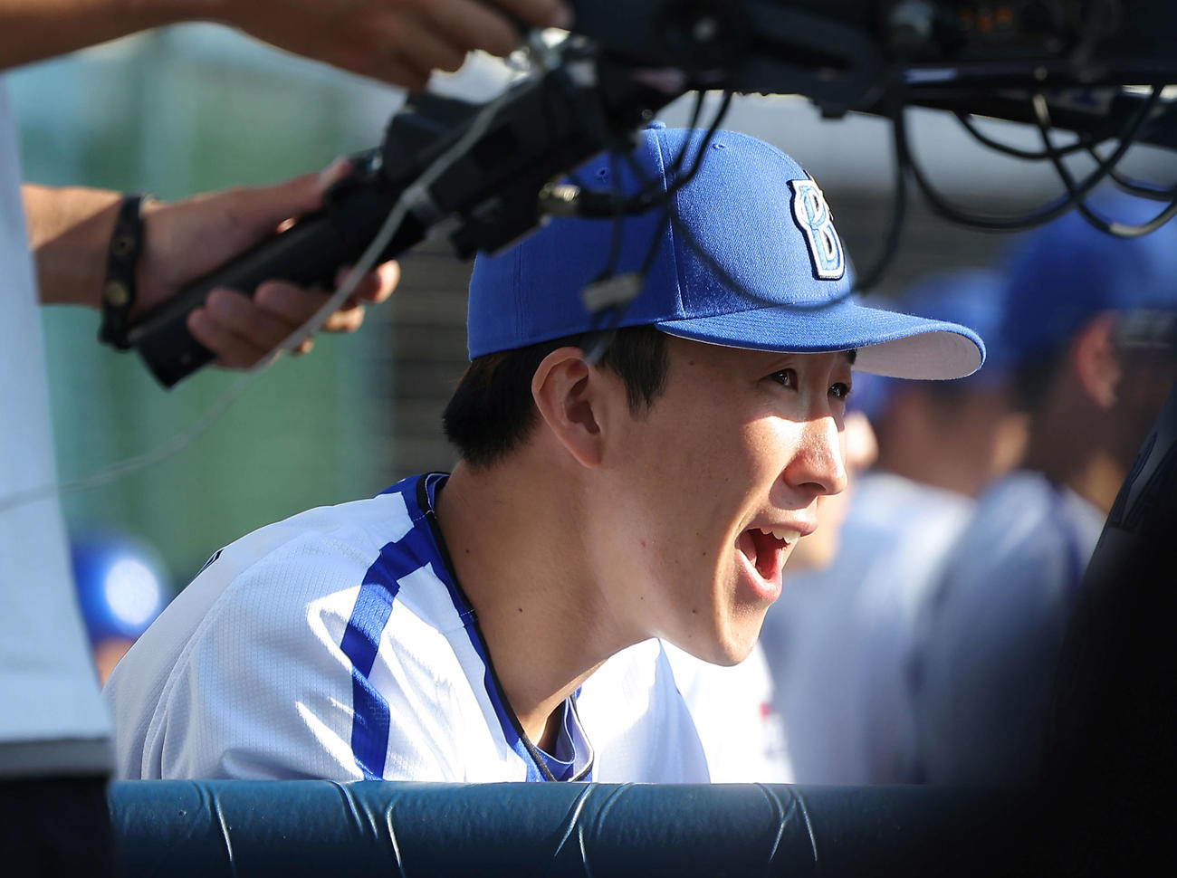 DeNA対ロッテ　9回表、ベンチから戦況を見守るDeNA大貫（撮影・河田真司）