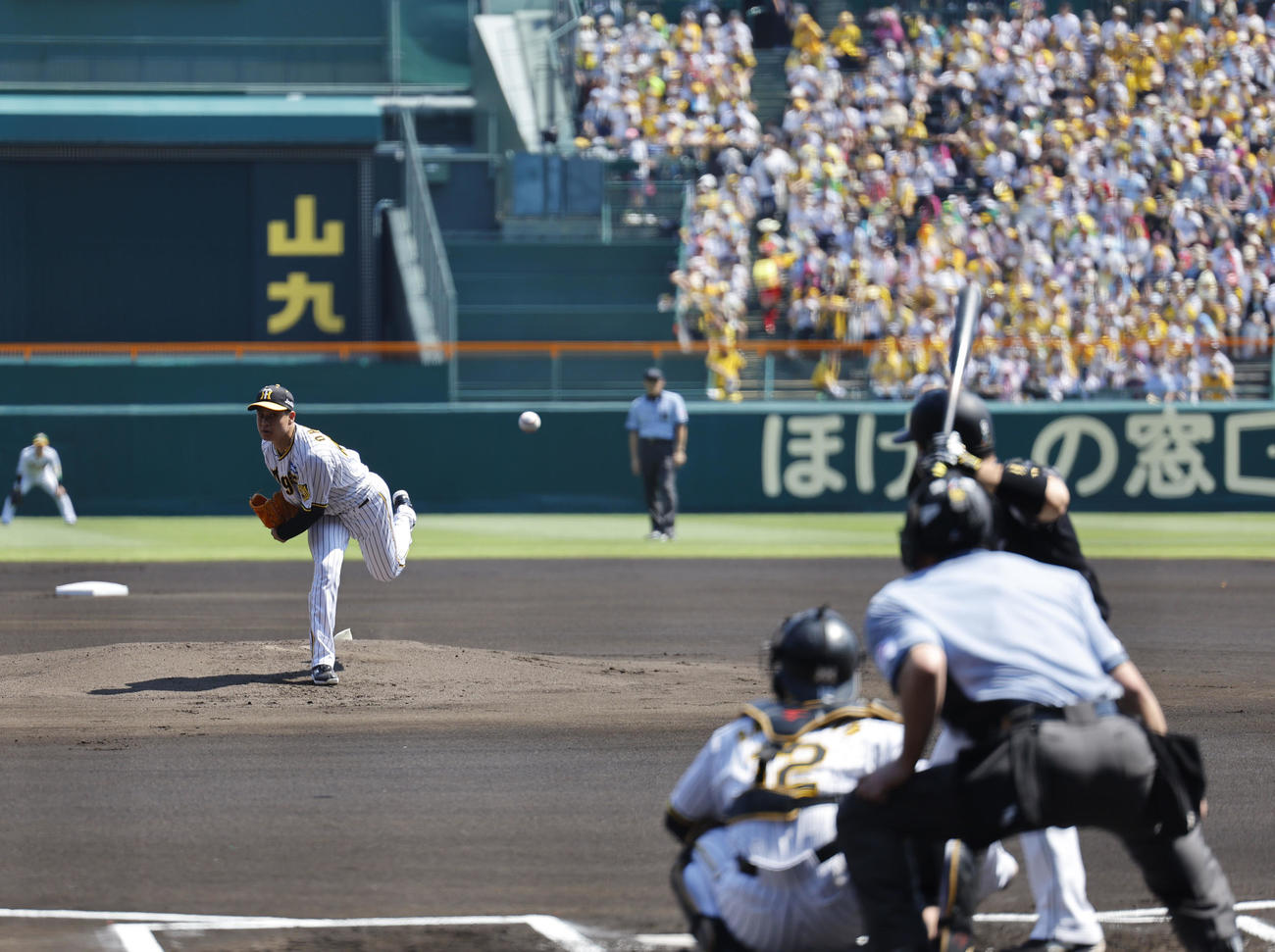 阪神対ソフトバンク　1回表ソフトバンク2死、近藤に投げ込む阪神大竹（撮影・藤尾明華）