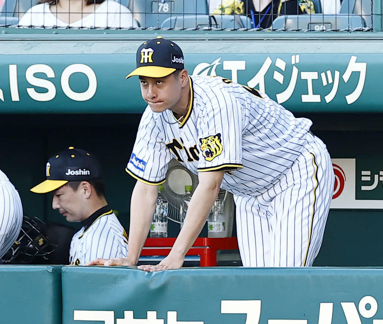 阪神対ソフトバンク　9回表ソフトバンク2死三塁、ベンチで渋い表情の阪神大竹（右）と降板した岩崎（撮影・藤尾明華）