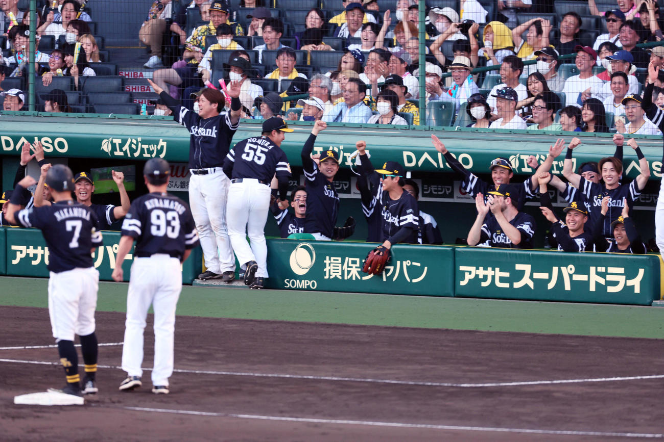 阪神対ソフトバンク　9回表ソフトバンク2死一、二塁、左適時二塁打で本塁リクエスト判定もセーフとなり本塁送球の間に三塁まで進んだ中村晃（左）にベンチのナインも大喜びでバンザイポーズ（撮影・加藤哉）