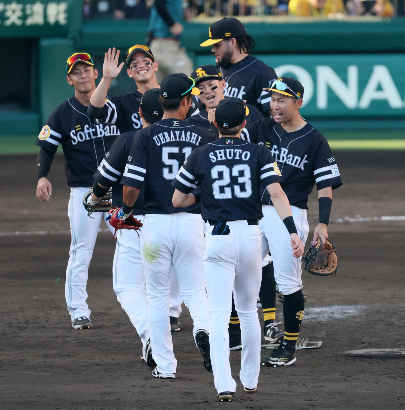 阪神対ソフトバンク　阪神に逆転勝利しマウンド付近でタッチするソフトバンクナイン（撮影・加藤哉）