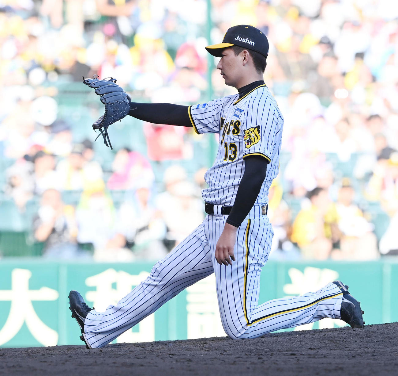 阪神対ソフトバンク　投球後バランスを崩した阪神4番手の岩崎（撮影・前岡正明）