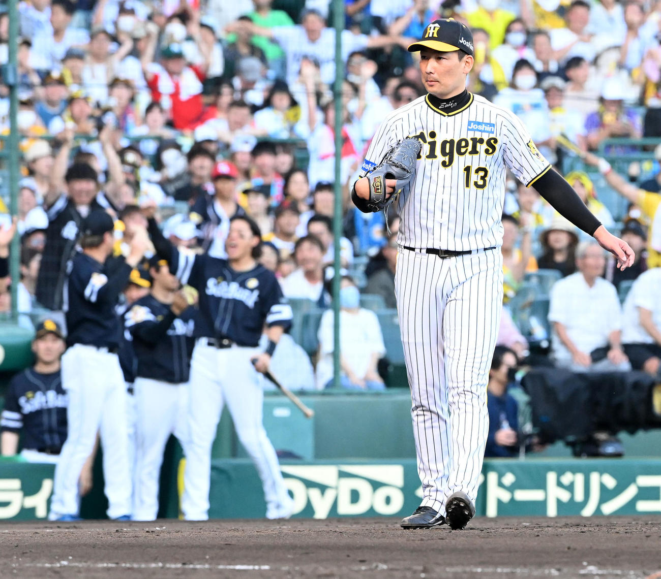 阪神対ソフトバンク　9回表ソフトバンク2死一、二塁、中村晃に左中間へ逆転適時2点二塁打を打たれがっくりする阪神岩崎（撮影・前岡正明）