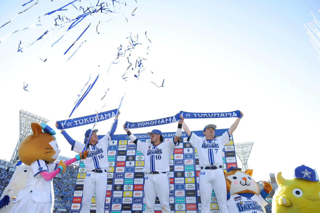 DeNA対ロッテ　ロッテに勝利し、お立ち台で「I☆YOKOHAMA」タオルを掲げるDeNAの、左から大貫、戸柱、佐野（撮影・河田真司）