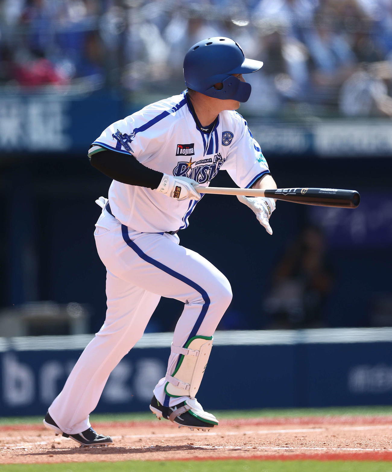 DeNA対ロッテ　3回裏DeNA1死満塁、先制の3点適時二塁打を放つ佐野（撮影・河田真司）