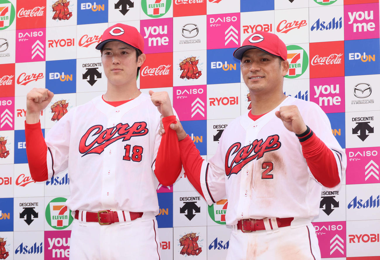 広島対西武　お立ち台でポーズを決める森下（左）と田中（撮影・加藤孝規）