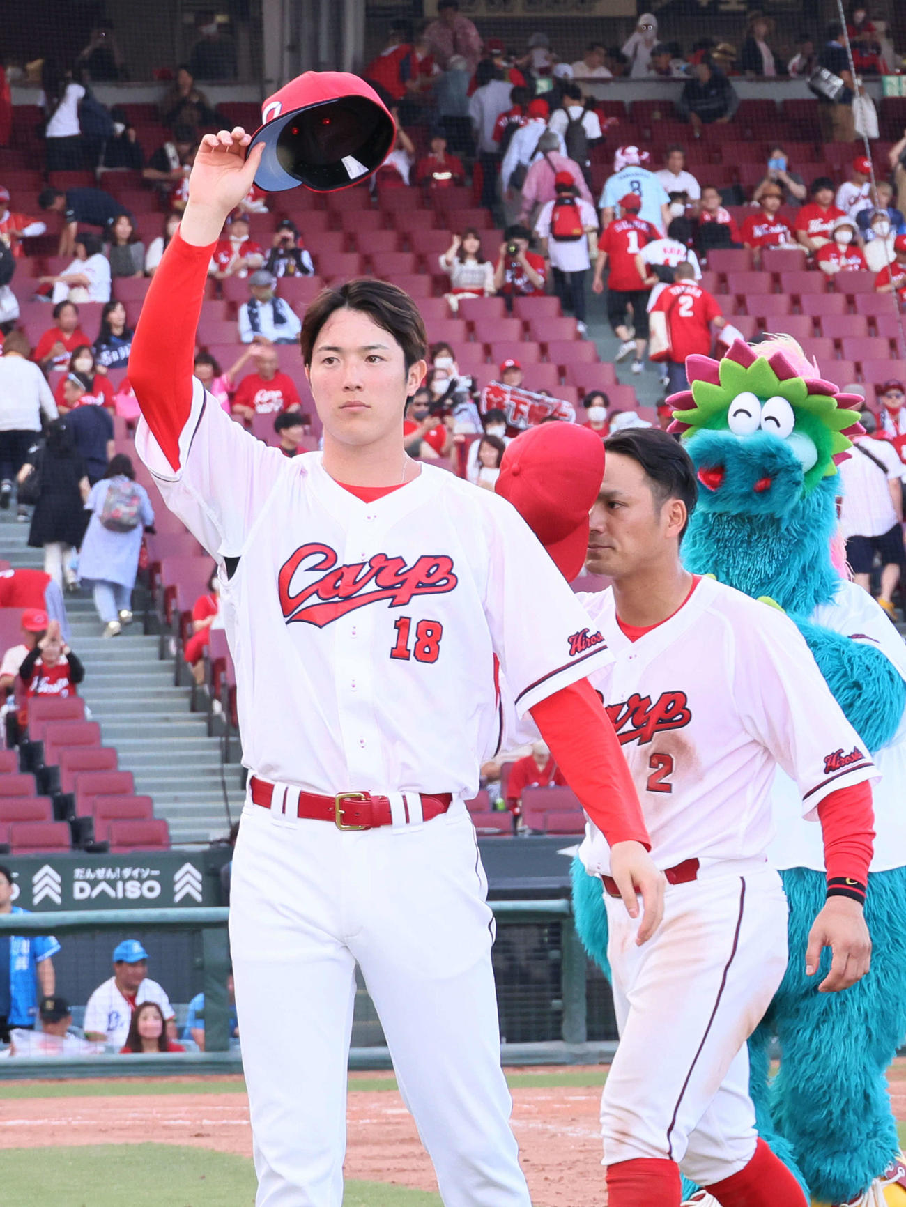広島対西武　ファンの声援に応える森下。右は田中（撮影・加藤孝規）