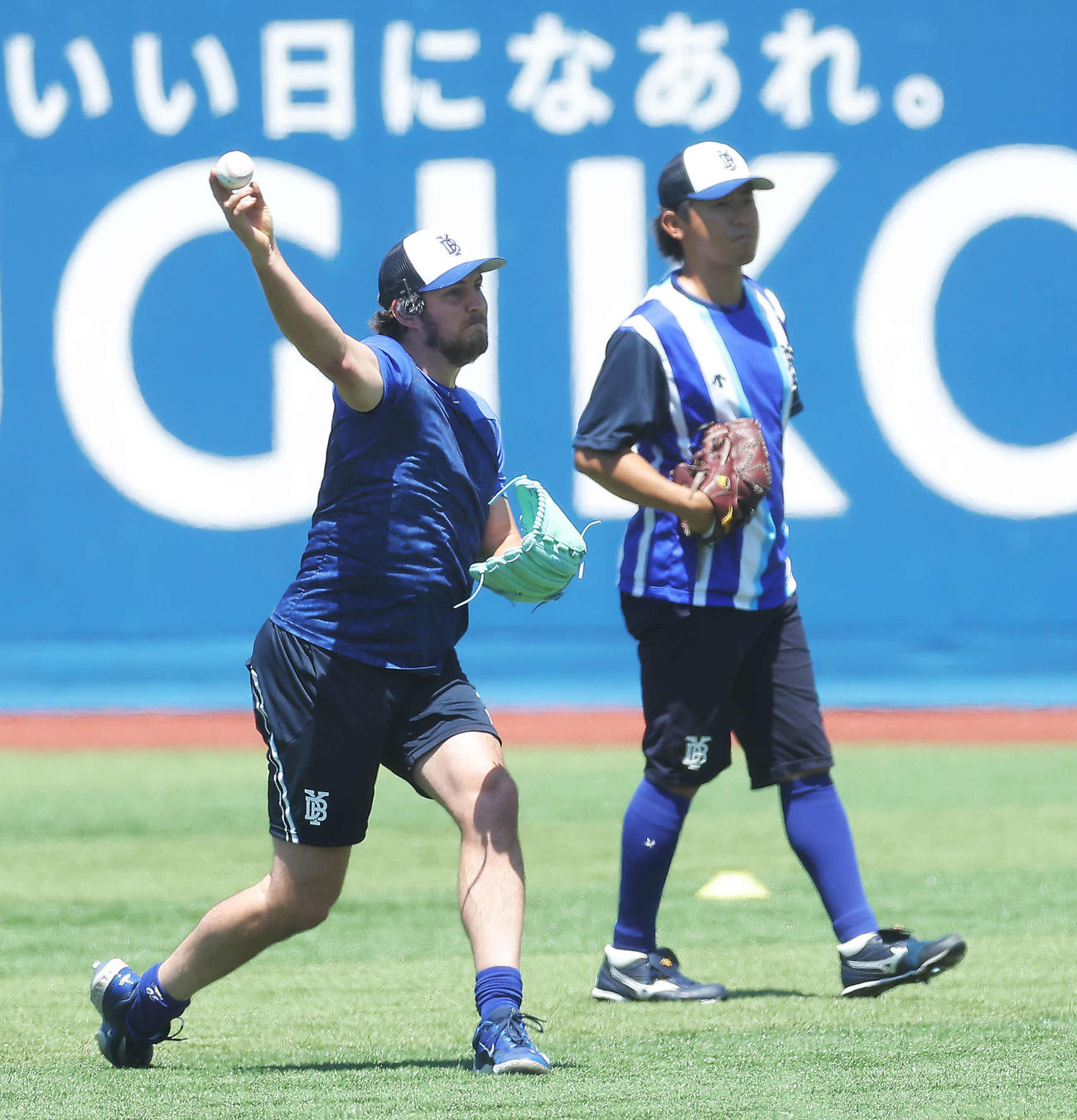 DeNA対ロッテ　試合前、キャッチボールするDeNAバウアー（左）と今永（撮影・河田真司）