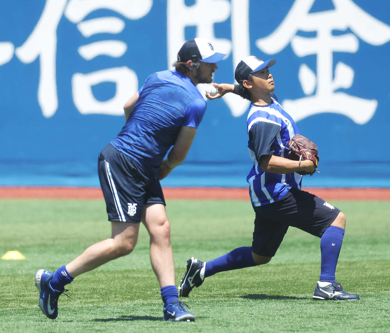 DeNA対ロッテ　試合前、キャッチボールするDeNAバウアー（左）と今永（撮影・河田真司）