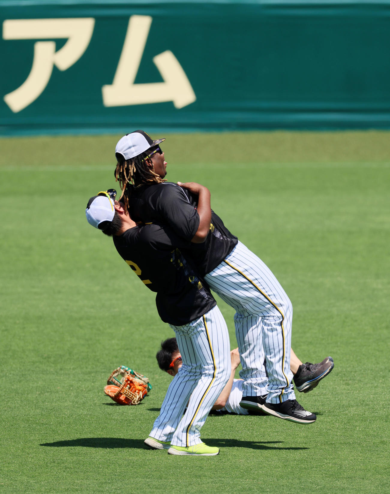 阪神対ソフトバンク　お返しにミエセスを持ち上げる梅野（撮影・加藤哉）
