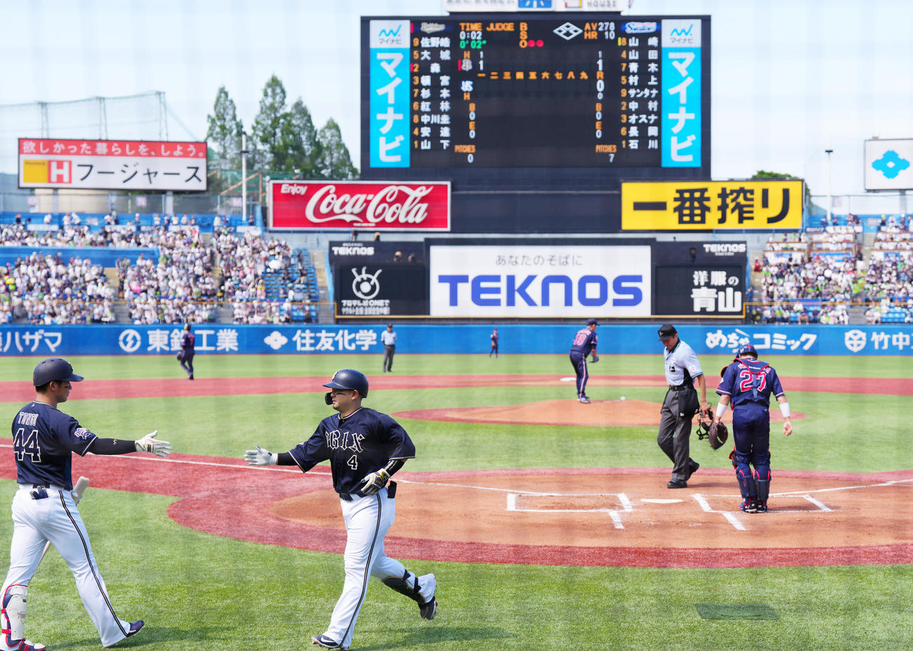 ヤクルト対オリックス　1回表オリックス2死、石川（奥）から先制のソロ本塁打を放ち、頓宮（左端）に迎えられる森（撮影・菅敏）