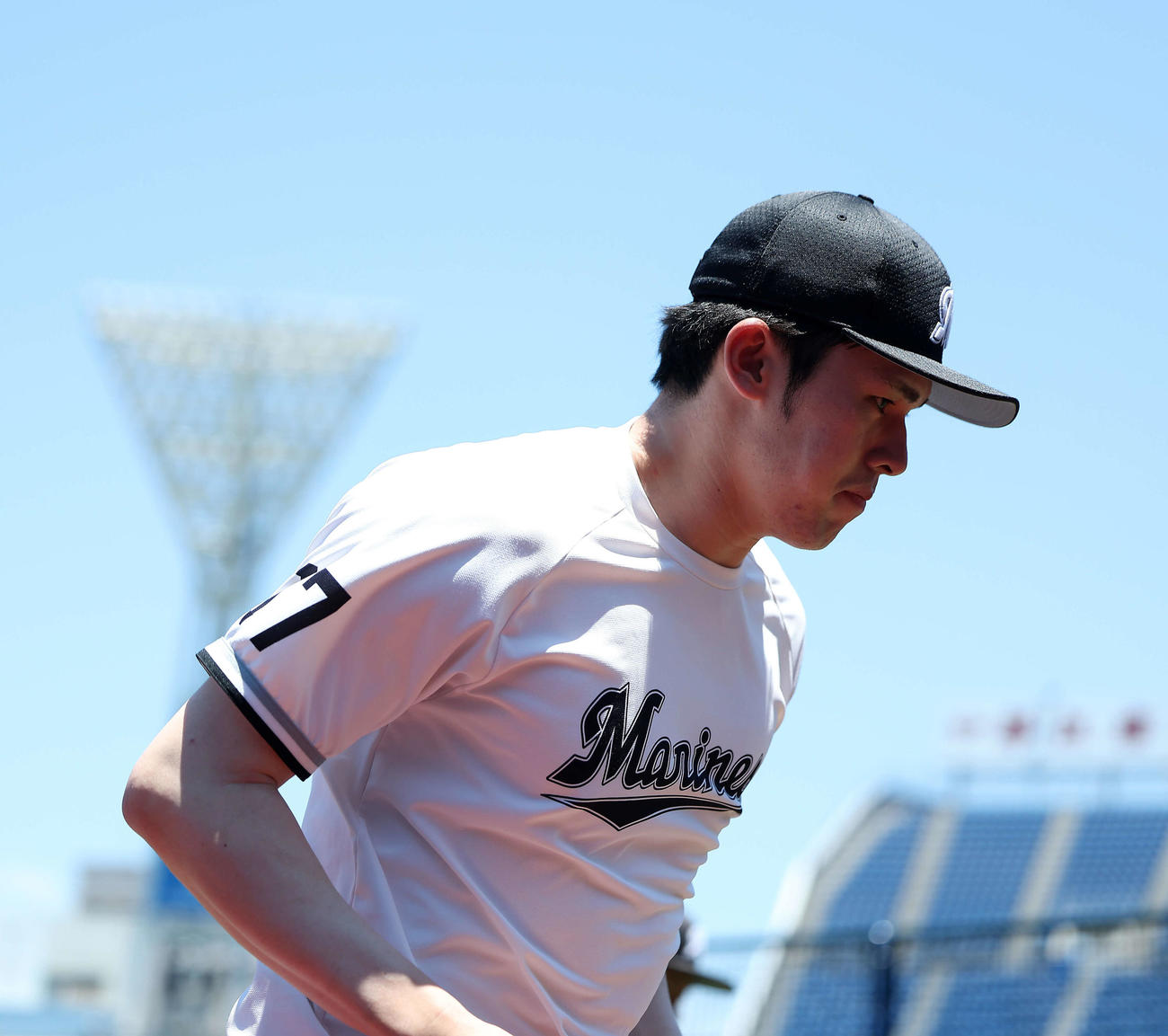 17日、試合前ウオーミングアップするロッテ佐々木朗（撮影・河田真司）