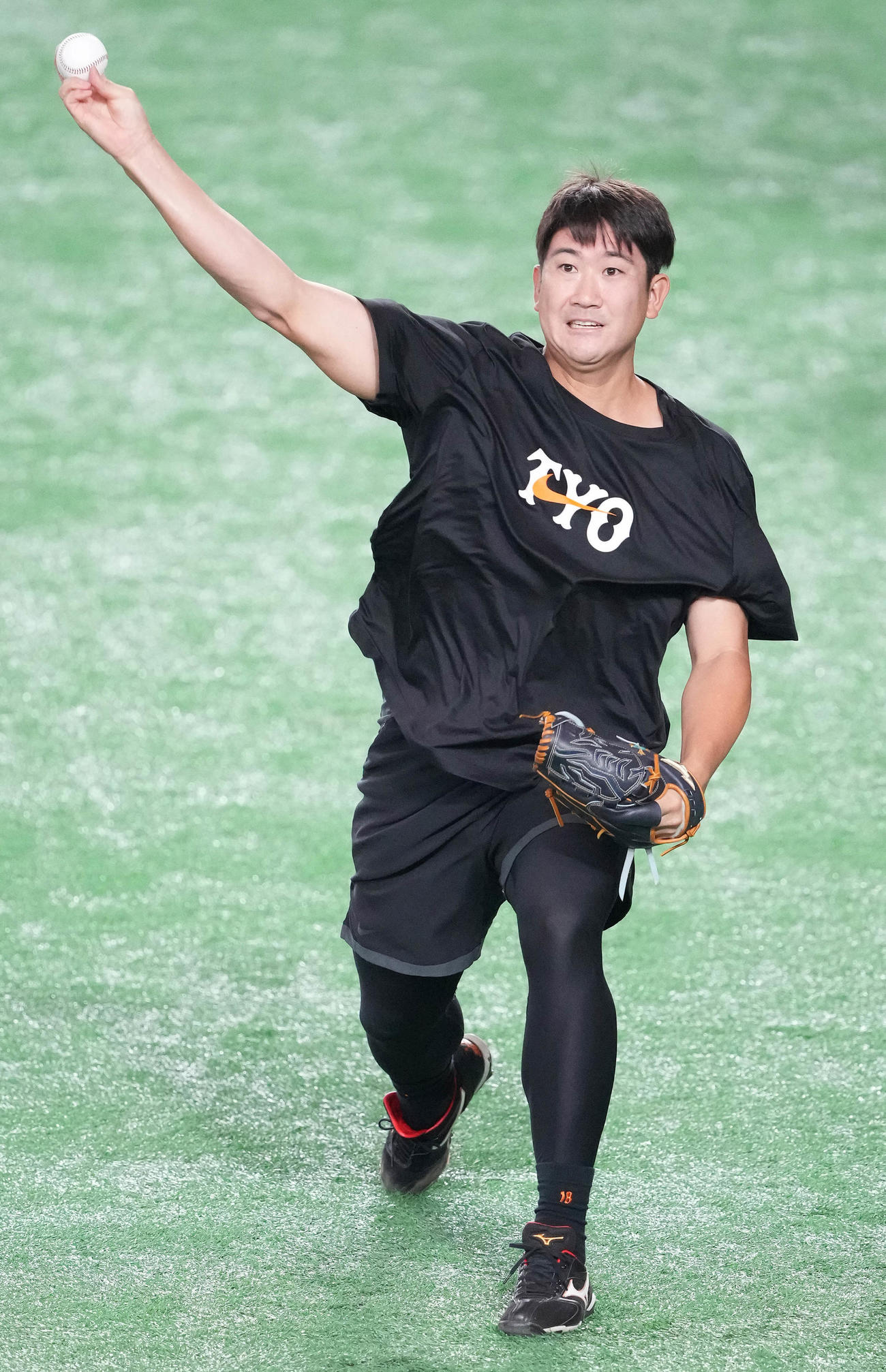 17日、試合前練習でキャッチボールする巨人菅野（撮影・鈴木みどり）