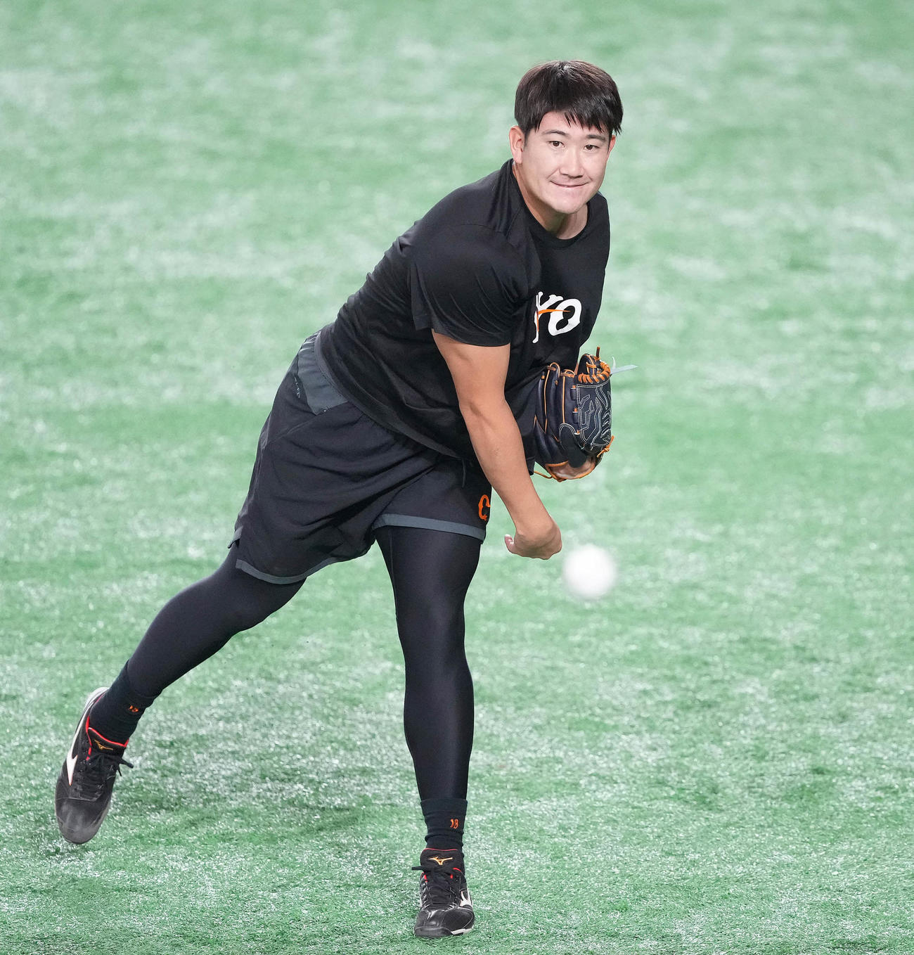 17日、試合前練習でキャッチボールする巨人菅野（撮影・鈴木みどり）