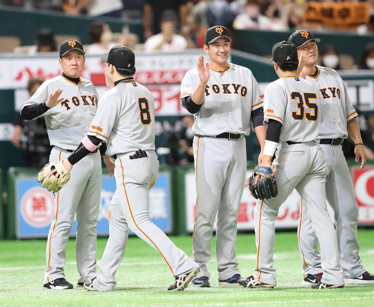 ソフトバンク対巨人　今季初勝利の巨人菅野（中央）は原監督（左）らとチームメートを出迎える（2023年6月11日撮影）