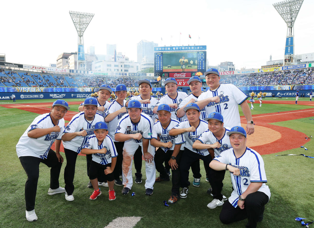 DeNA対ロッテ　ロッテに勝利し、そっくりさんとデスターシャを決め写真に納まるDeNA牧（中央）（撮影・河田真司）