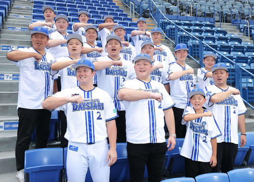 【DeNA】牧秀悟の影武者“牧軍団”がハマスタに集結、佐々木朗希先発のロッテに陽動作戦 - プロ野球 : 日刊スポーツ