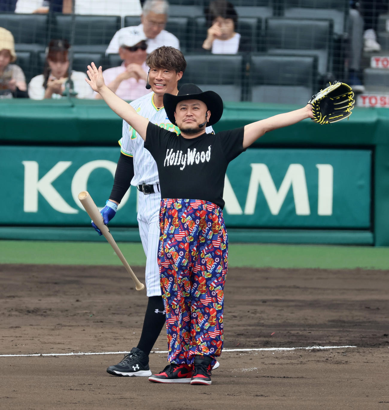 阪神対ソフトバンク　ファーストピッチセレモニーを行ったハリウッドザコシショウと糸井氏（奥）（撮影・加藤哉）