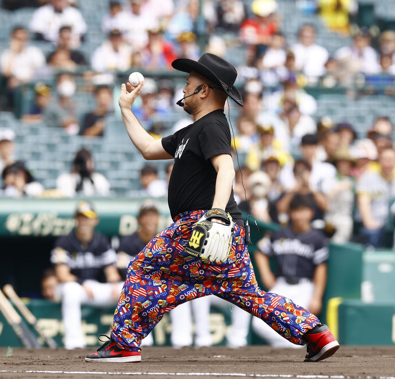 阪神対ソフトバンク　ファーストピッチを務めるハリウッドザコシショウ（撮影・藤尾明華）