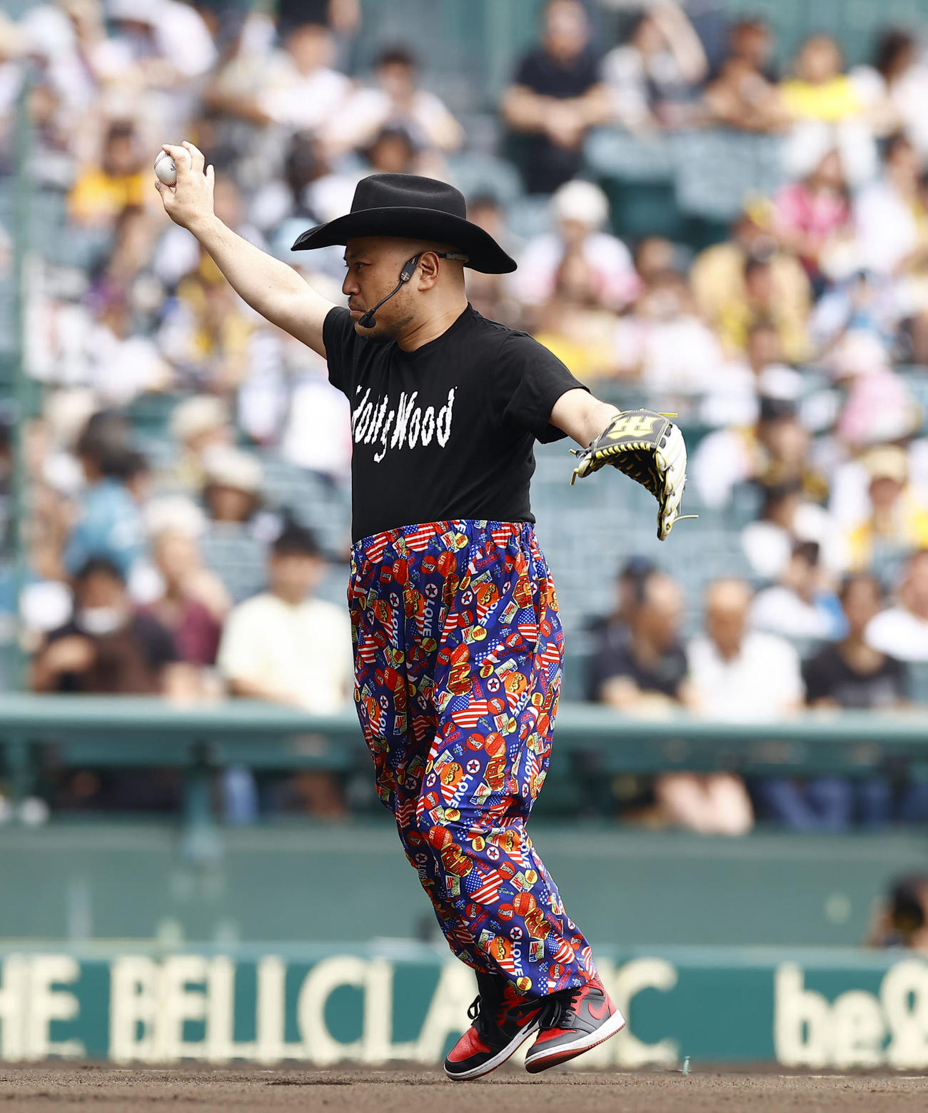 阪神対ソフトバンク　ファーストピッチを務めるハリウッドザコシショウ（撮影・藤尾明華）