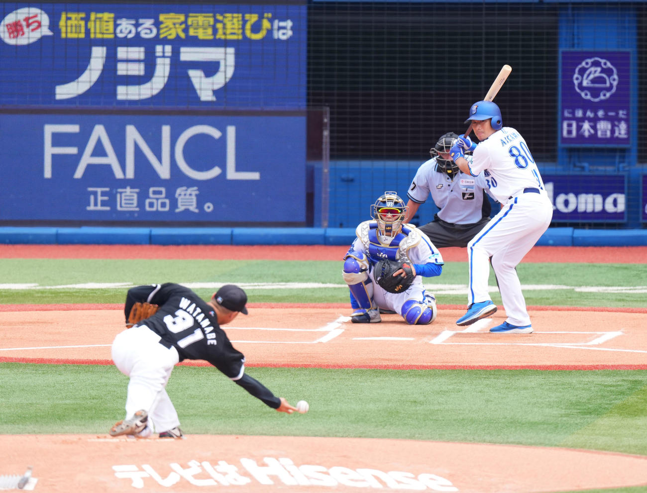 DeNA対ロッテ　試合前、1打席対決をする打者相川氏と投手渡辺氏（撮影・菅敏）