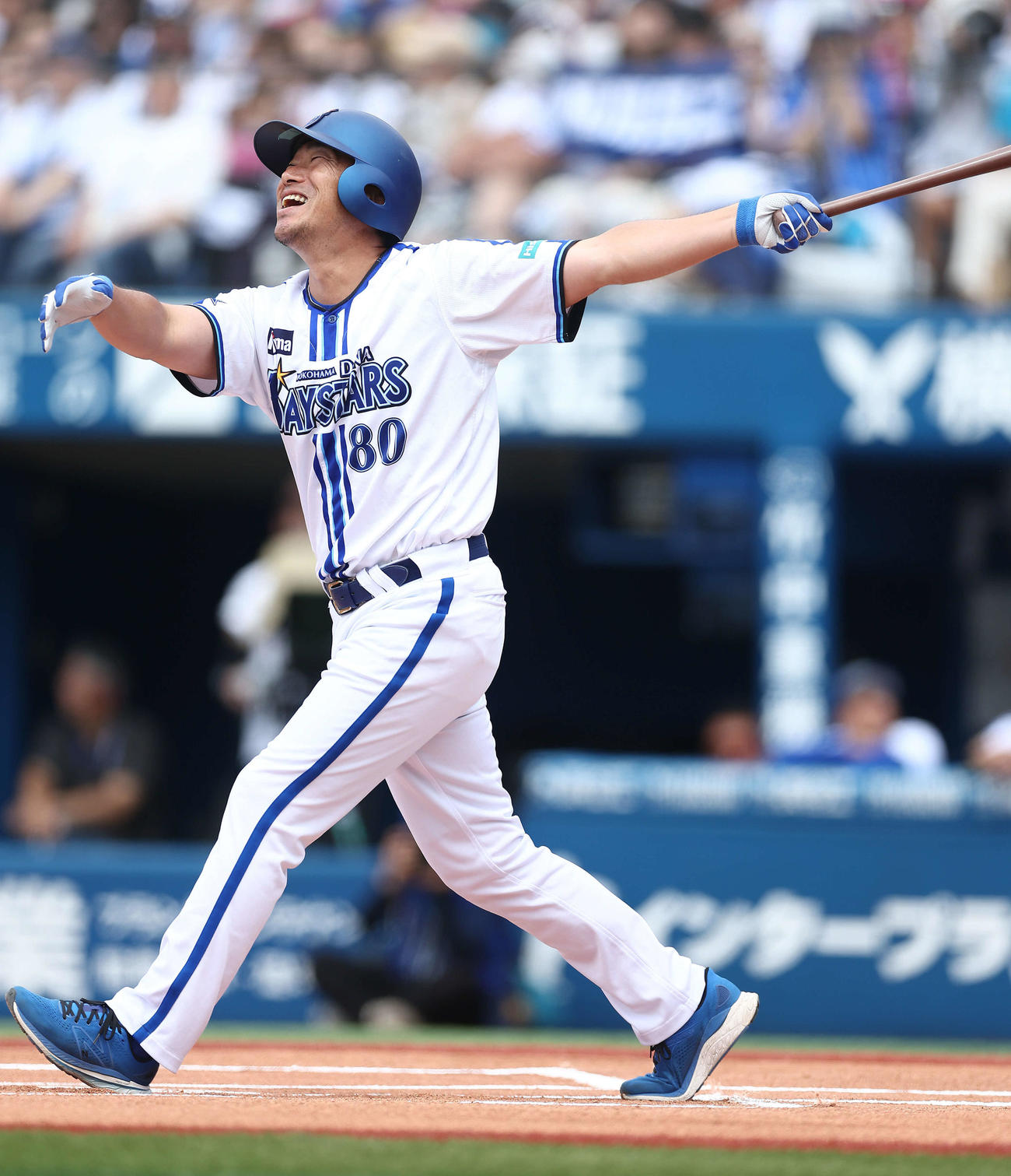 DeNA対ロッテ　試合前、一打席対決に臨む相川氏（撮影・河田真司）