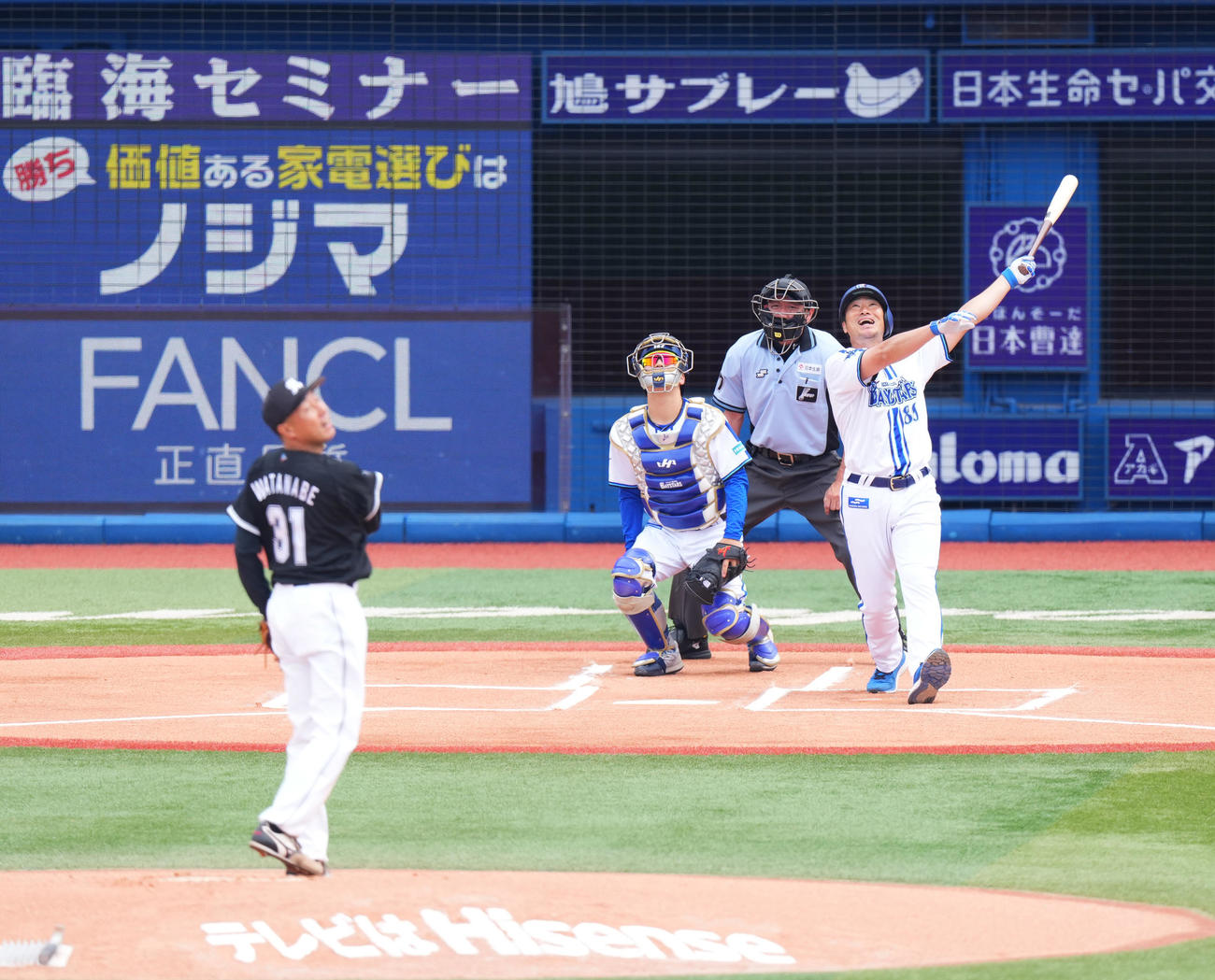 DeNA対ロッテ　試合前、1打席対決をし、投手渡辺俊介氏から中飛に倒れる打者相川亮二氏（撮影・菅敏）