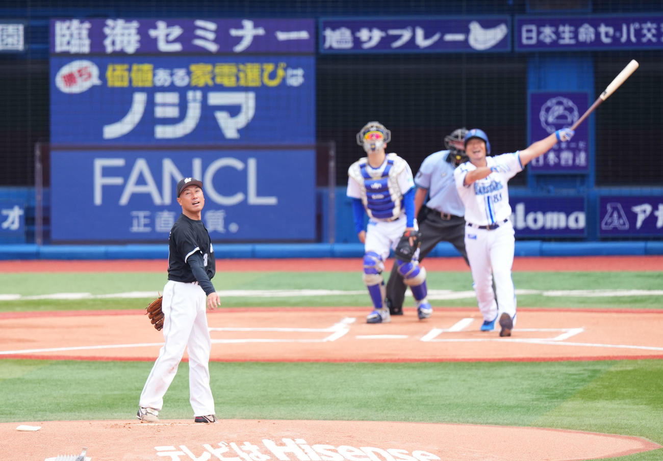 DeNA対ロッテ　試合前、1打席対決をし、打者相川氏を中飛に打ち取る投手渡辺氏（撮影・菅敏）