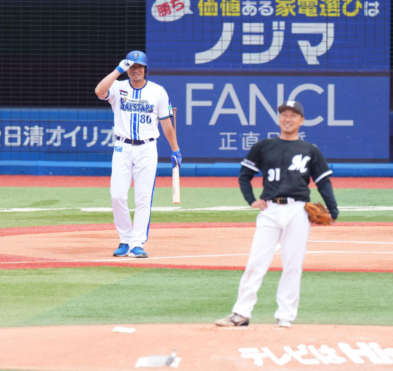 DeNA対ロッテ　試合前、1打席対決をし、投手渡辺俊介氏から中飛に倒れる打者相川亮二氏（撮影・菅敏）