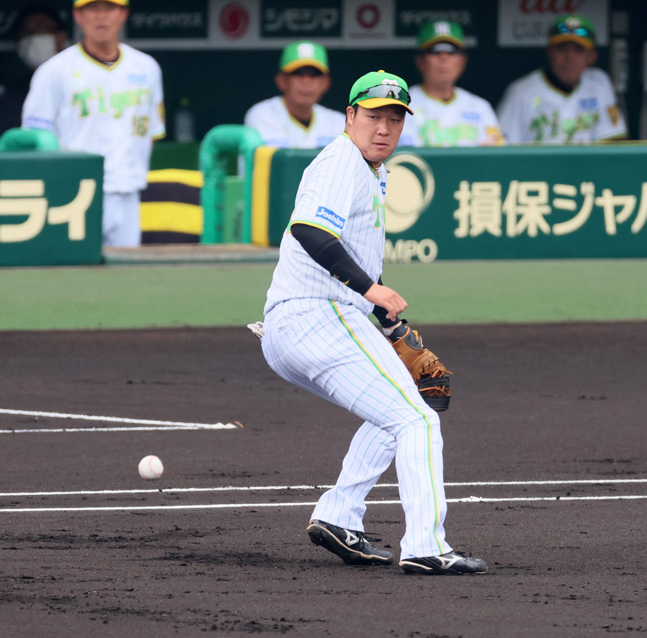 阪神対ソフトバンク　1回表ソフトバンク2死一塁、大山は柳田の打球をエラーする（撮影・加藤哉）