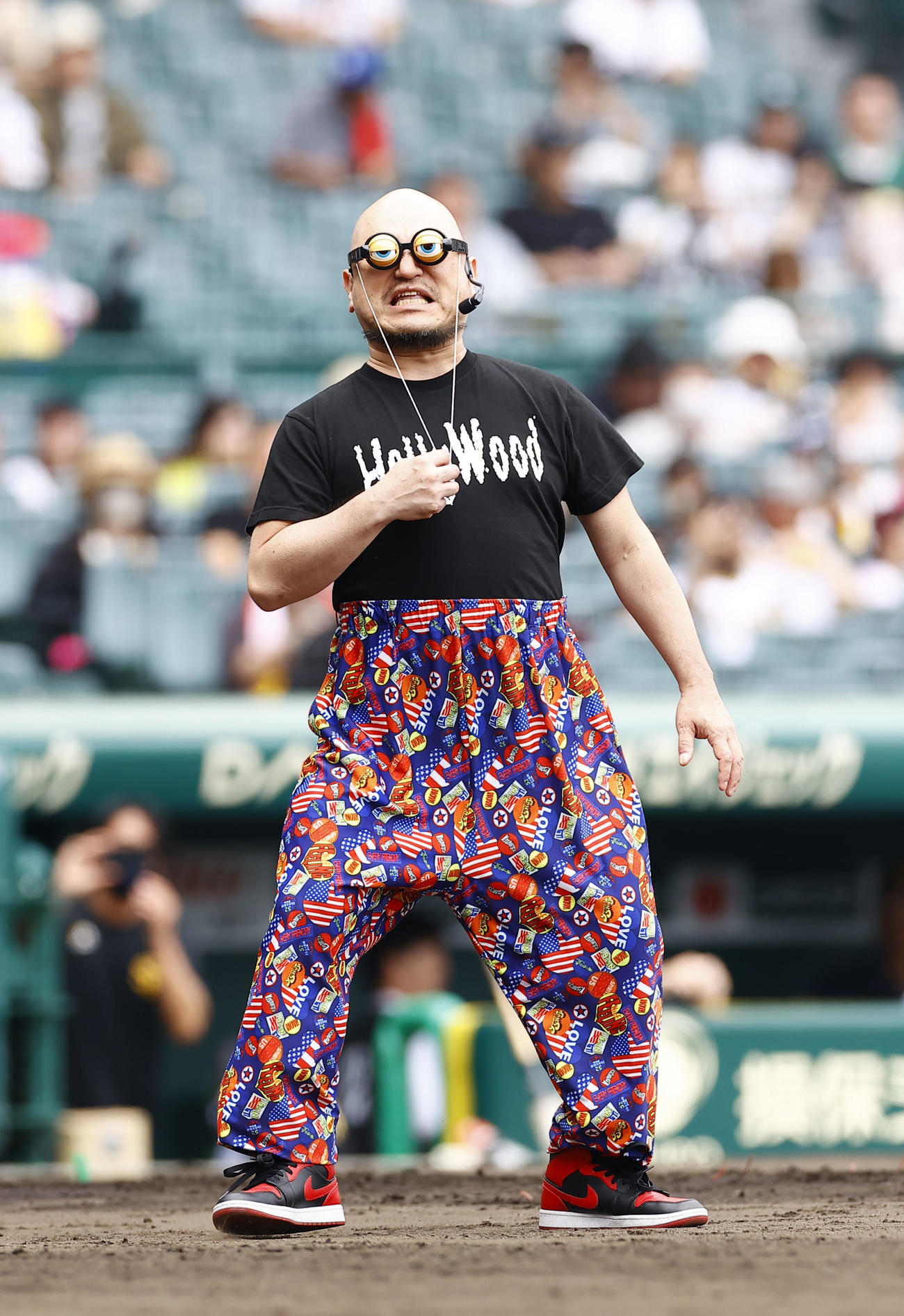 阪神対ソフトバンク　ファーストピッチセレモニーに登場したハリウッドザコシショウ（撮影・藤尾明華）