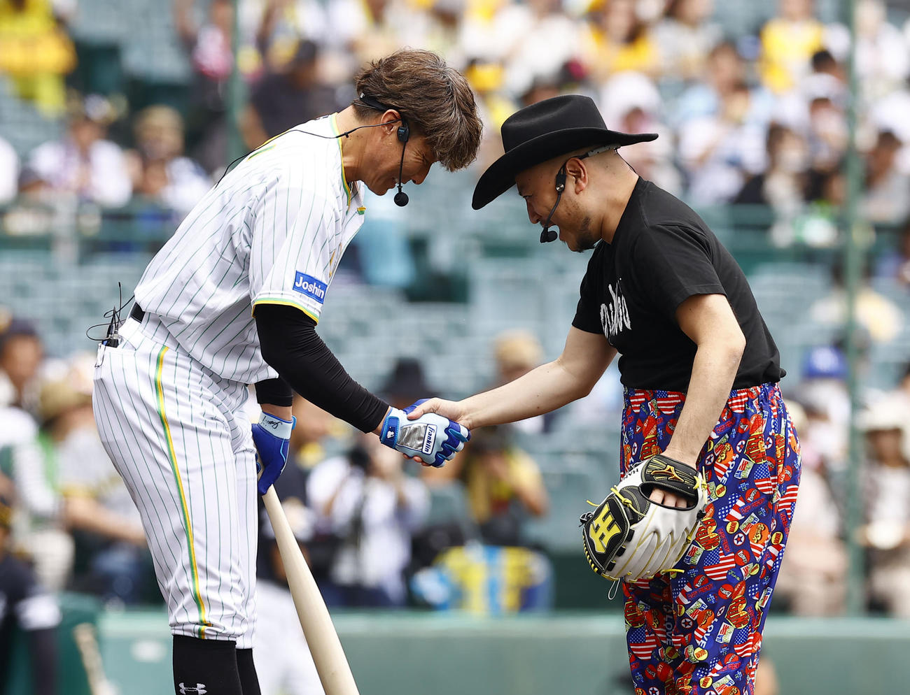阪神対ソフトバンク　ファーストピッチを終え、打者の糸井氏（左）と握手を交わすハリウッドザコシショウ（撮影・藤尾明華）