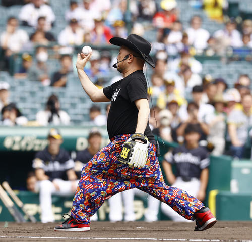 阪神】岡田監督「裸でやるんか」ファーストピッチ務めたザコシショウ