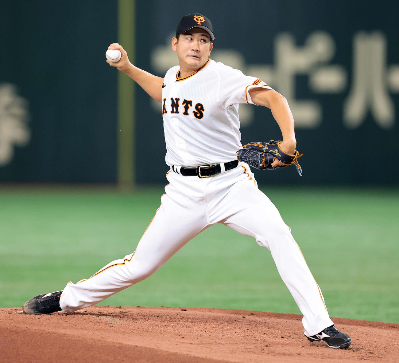 巨人対楽天　力投する巨人先発の菅野（撮影・浅見桂子）