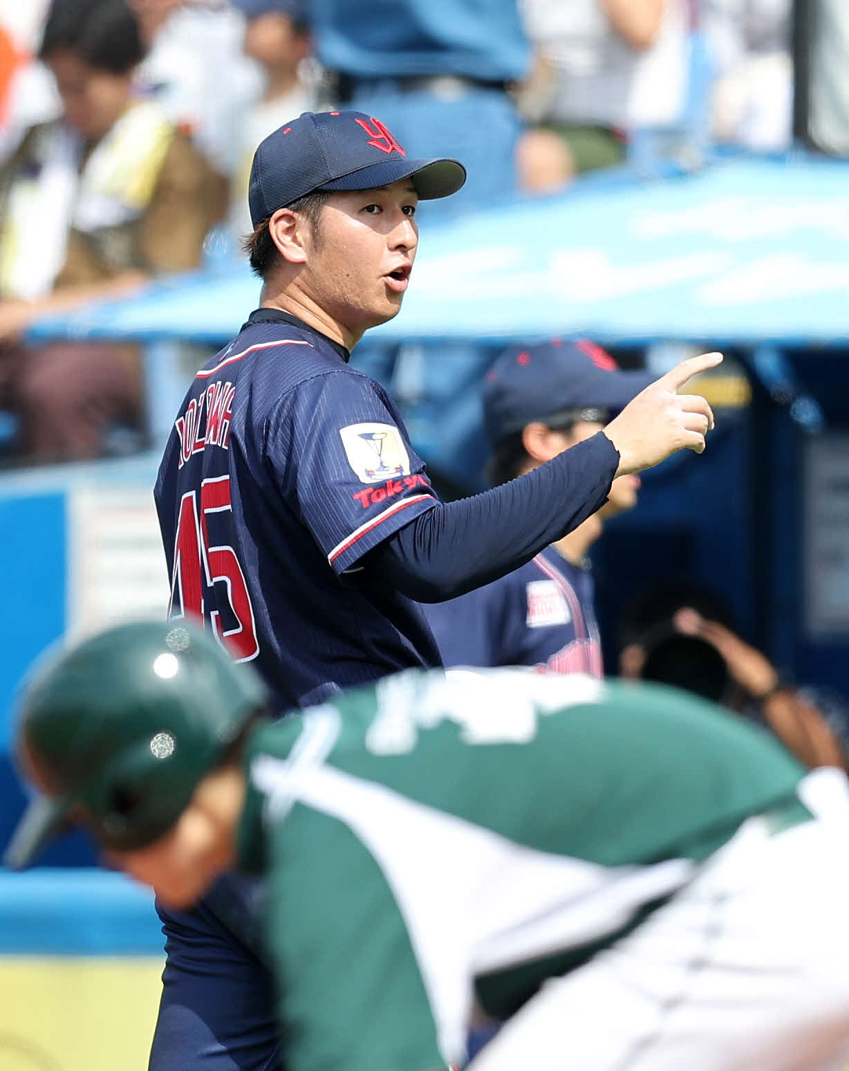 ヤクルト対オリックス　5回表、オリックスの攻撃を抑えベンチに引き揚げるヤクルト小沢（撮影・鈴木正人）