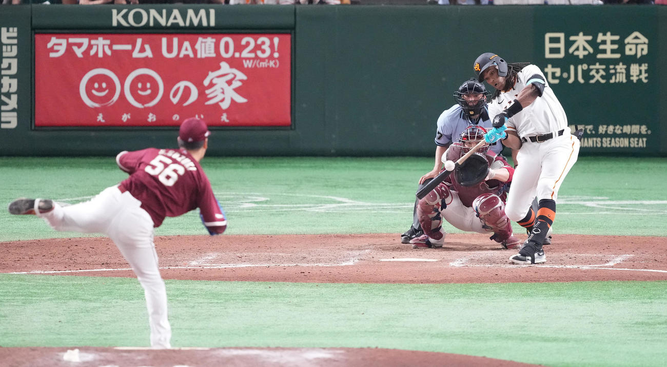 巨人対楽天　8回裏巨人2死一塁、右二塁打を放つウォーカー。投手鈴木翔（撮影・鈴木みどり）