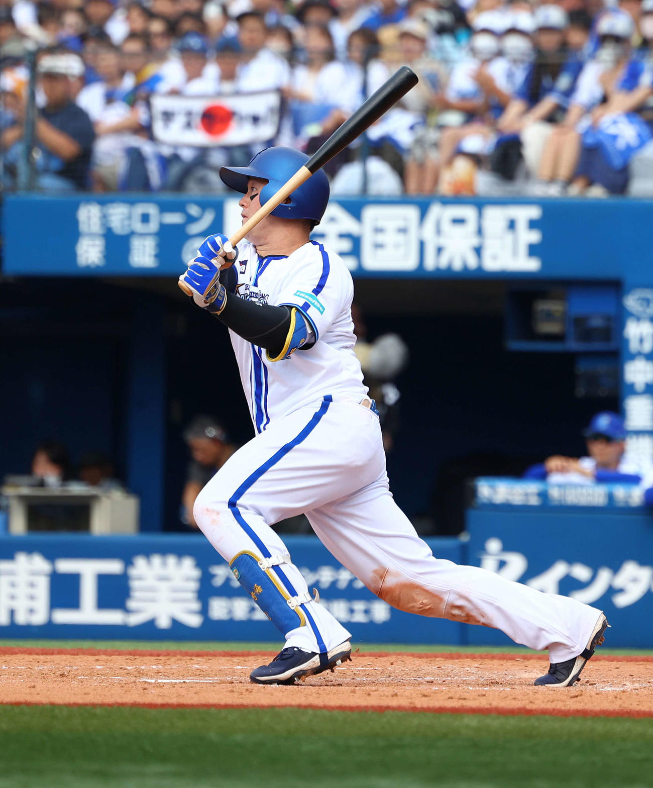 DeNA対ロッテ　4回裏DeNA2死三塁、左前同点適時打を放つ牧（撮影・河田真司）