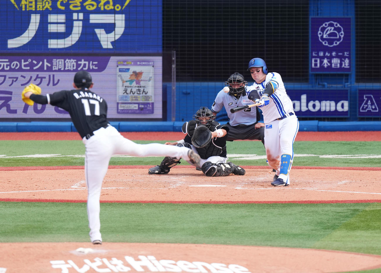 DDeNA対ロッテ　4回裏DeNA2死三塁、佐々木朗から左適時二塁打を放つ牧（撮影・菅敏）