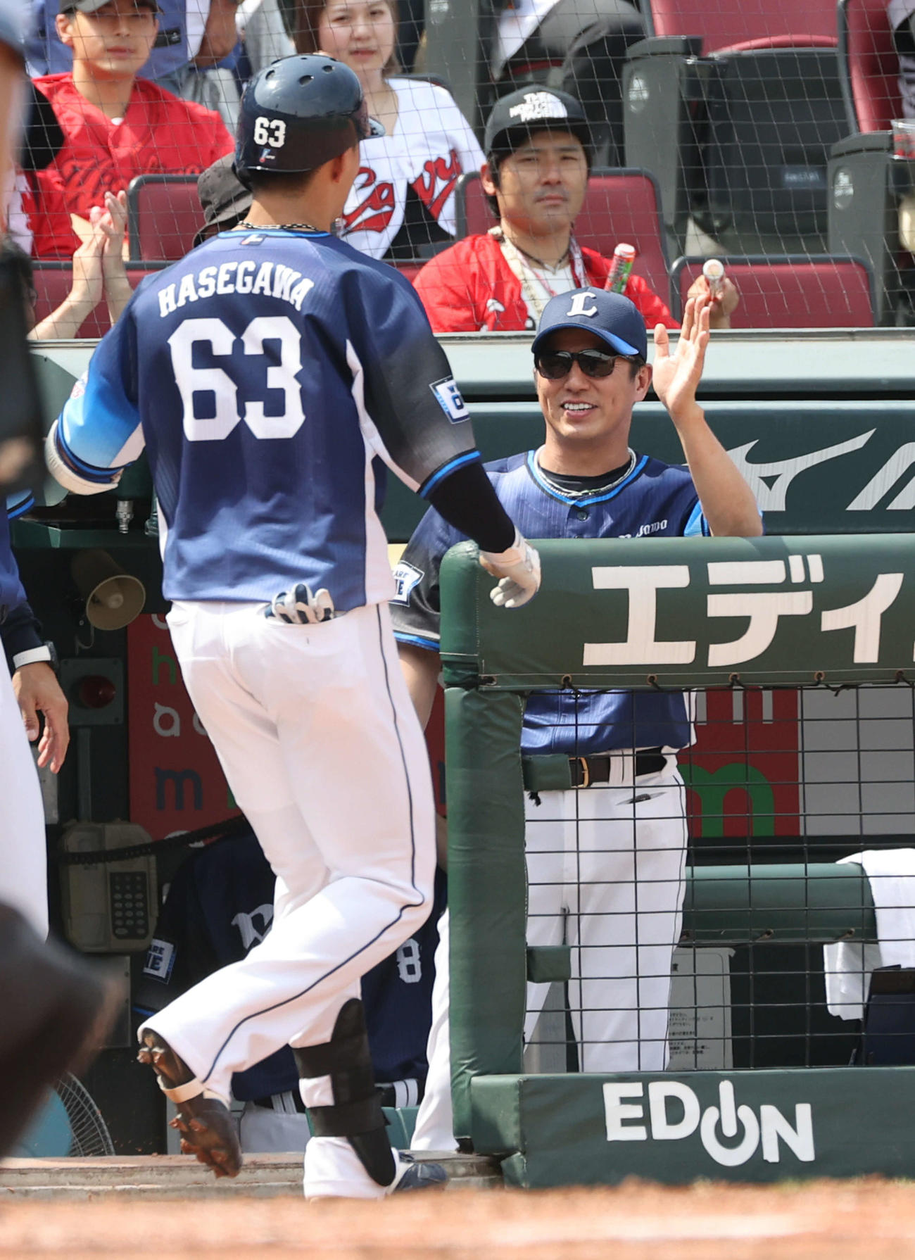 広島対西武　4回表西武2死二塁、左中間越え2点本塁打を放った長谷川を迎える松井監督（撮影・加藤孝規）