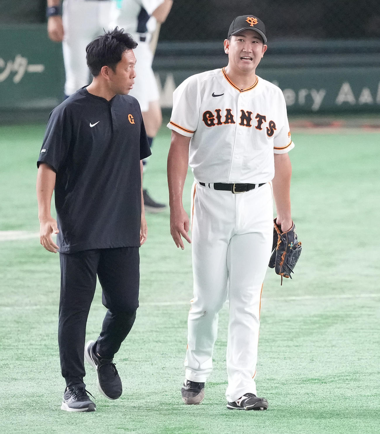 巨人対楽天　3回表楽天1死、炭谷の打球が足に当たり痛がる菅野（右）（撮影・鈴木みどり）