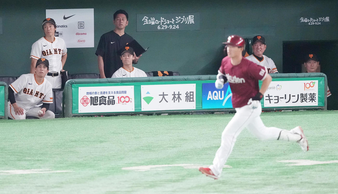 巨人対楽天　6回表楽天1死一塁、辰己に右越え2点本塁打を浴び、浮かない表情の原監督（右奥から2人目）（撮影・鈴木みどり）