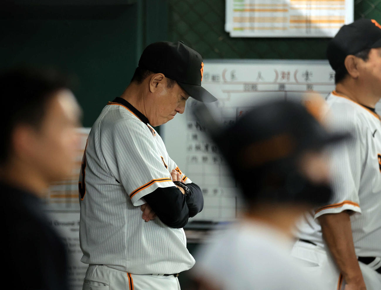 巨人対楽天　9回裏巨人の攻撃中、うつむいて考え込む原監督（撮影・浅見桂子）