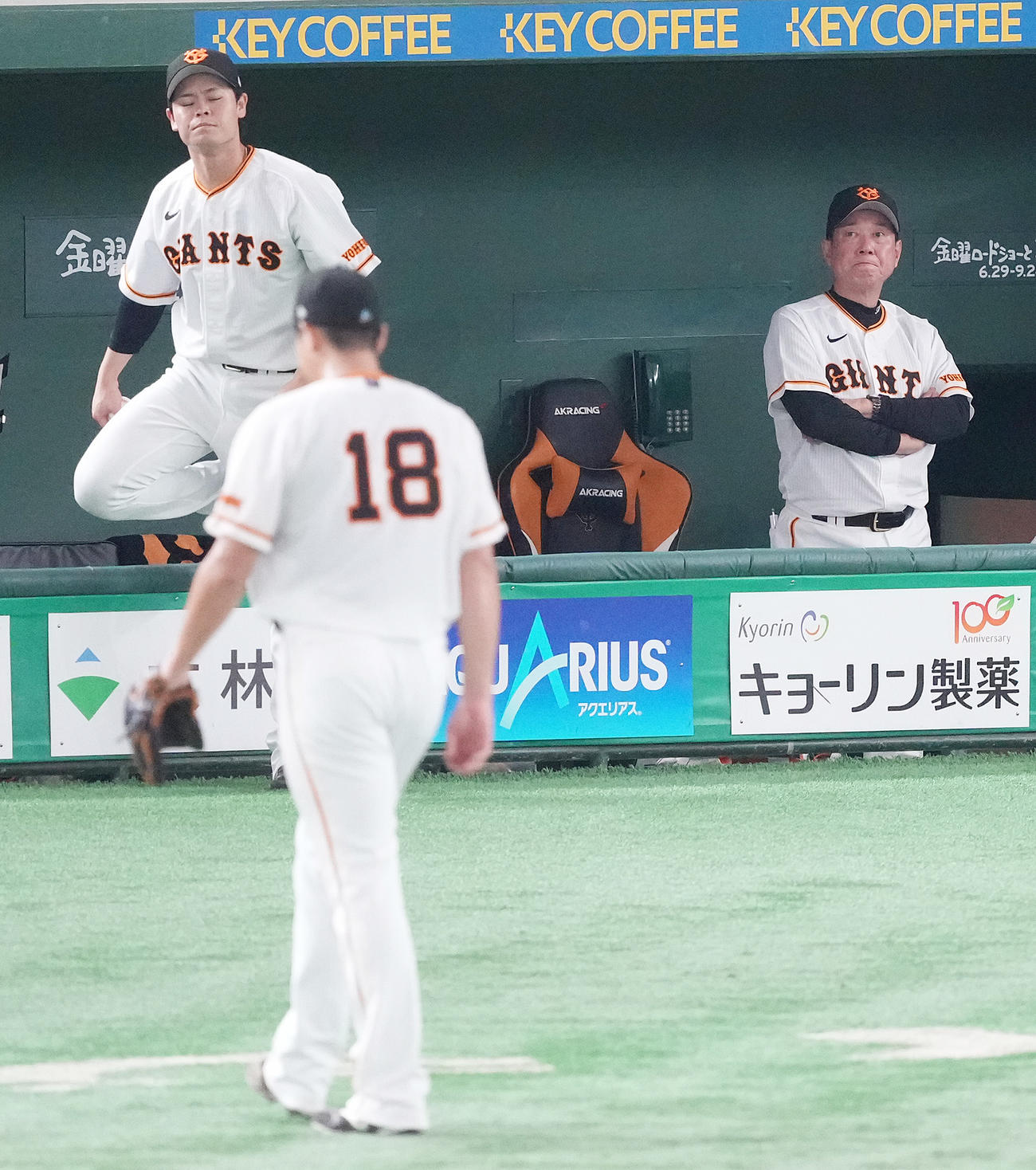 巨人対楽天　6回表を終えベンチへ戻る菅野（左手前）と浮かない表情の巨人原監督（右）（撮影・鈴木みどり）